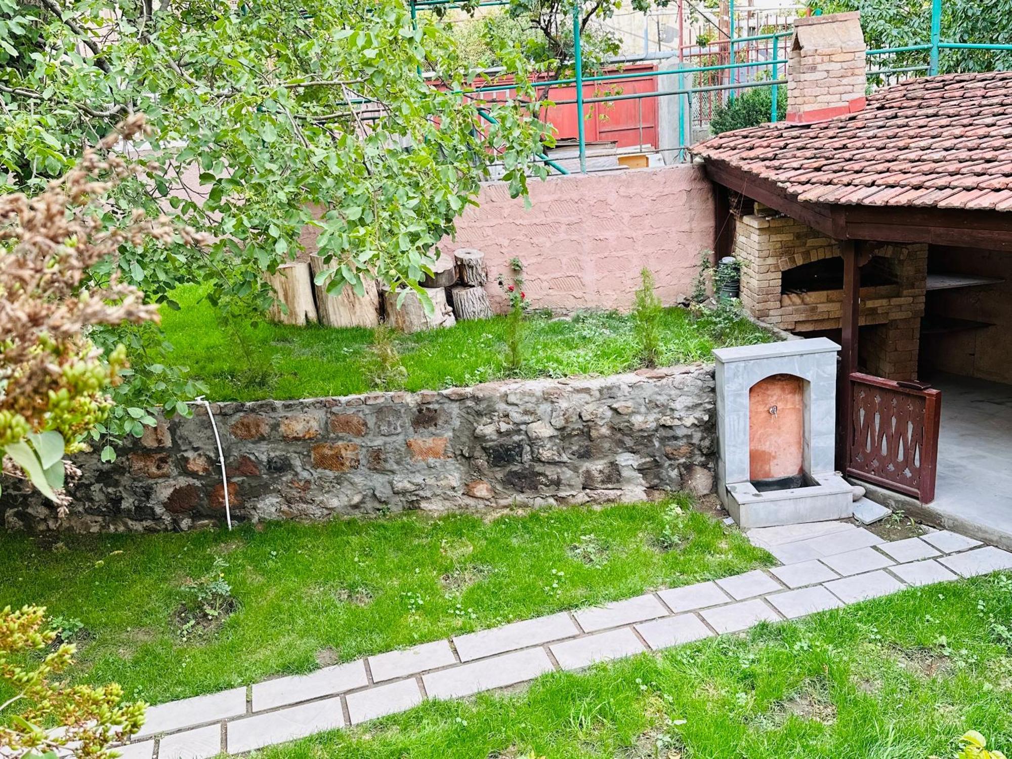 Armenia Hotel Ereván Exterior foto